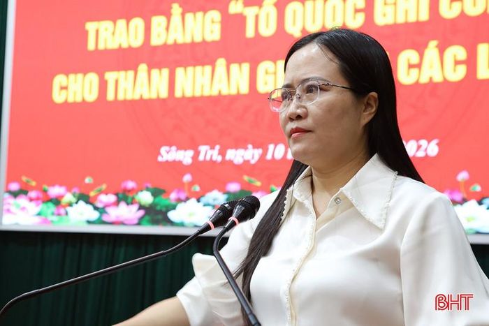 Phó Chủ tịch Thường trực UBND phường Sông Trí Đoàn Thị Mỹ bày tỏ lòng biết ơn sâu sắc đối với những hy sinh, cống hiến to lớn của các liệt sĩ vì độc lập, tự do của Tổ quốc.