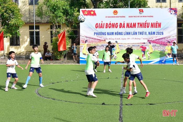  Các đội được chia thành 3 bảng, thi đấu vòng tròn tính điểm. Kết thúc vòng bảng, Ban Tổ chức lựa chọn 4 đội có thành tích cao nhất vào vòng bán kết. Từ kết quả bán kết, 2 đội giành chiến thắng sẽ gặp nhau ở trận chung kết. Ảnh: Trận đấu giữa đội Tổ dân phố 2 Nam Hồng (áo xanh) và đội Tổ dân phố 8 Thuận Lộc. 