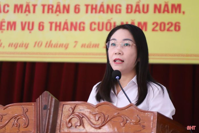 Chủ tịch Ủy ban MTTQ phường Hoành Sơn Nguyễn Thị Kim Cúc chia sẻ kinh nghiệm trong công tác vận động nguồn lực an sinh xã hội tại địa phương.