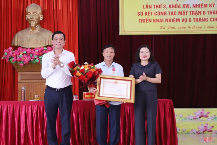 Chủ tịch Ủy ban MTTQ tỉnh Nguyễn Thành Đồng, Phó Chủ tịch UBND tỉnh Nguyễn Thị Nguyệt trao Huân chương Lao động hạng Nhì cho ông Nguyễn Văn Danh - nguyên Chủ tịch LĐLĐ tỉnh.