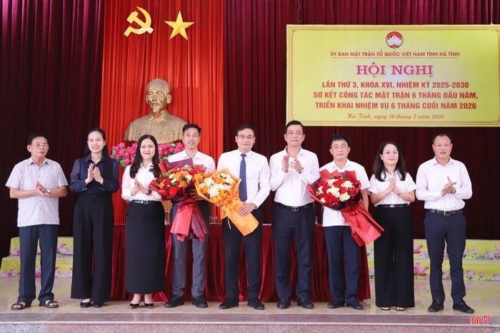 Lãnh đạo Ủy ban MTTQ tỉnh tặng hoa chúc mừng ông Nguyễn Đình Dũng và các vị ủy viên được hiệp thương cử tại hội nghị.
