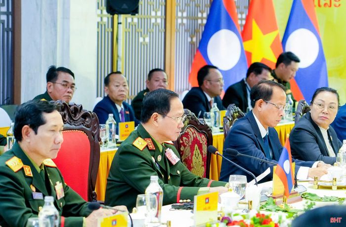 Đại tướng Khamliang Outhakaysone - Ủy viên Bộ Chính trị Đảng Nhân dân Cách mạng Lào, Phó Thủ tướng Chính phủ, Bộ trưởng Bộ Quốc phòng Lào phát biểu tại buổi hội đàm.