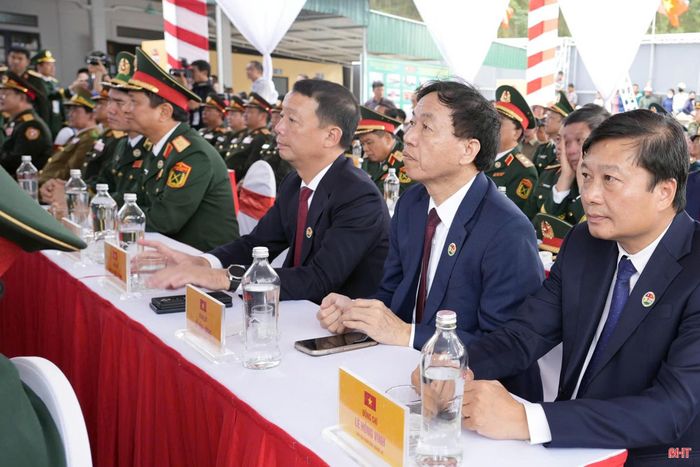 Chủ tịch UBND tỉnh Hà Tĩnh Phan Thiên Định và đại biểu dự lễ sơ kết kết nghĩa cụm dân cư hai bên biên giới giữa thôn Thủy Phong, xã Kim Bảng, tỉnh Nghệ An (Việt Nam) với bản Xốp Tờng, xã Nặm On, huyện Xay Chăm Phon, tỉnh Bolikhămxay (Lào).