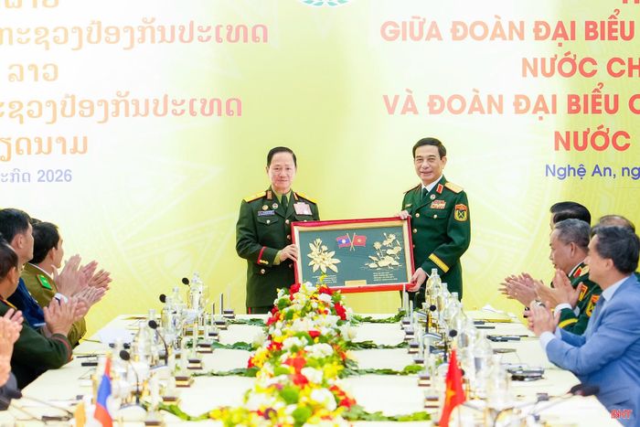 Đại tướng Phan Văn Giang tặng quà lưu niệm đến Đại tướng Khamliang Outhakaysone.