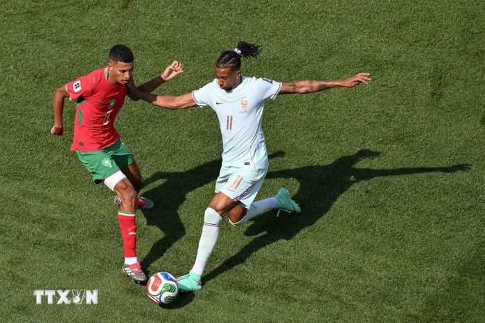 Pháp 'bất lực' trước hàng thủ Maroc trong hiệp 1. (Ảnh: AFP/TTXVN)