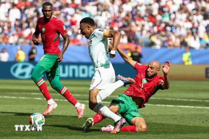 Mbappe bị phạm lỗi trong vòng cấm. (Ảnh: AFP/TTXVN)