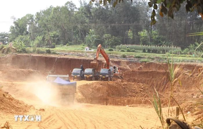 Dự án Hệ thống trữ nước sinh hoạt kết hợp tưới tiết kiệm đang được triển khai thực hiện để hoàn thiện vào cuối năm 2026. (Ảnh: Đinh Hương/TTXVN)