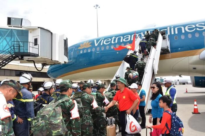 Đoàn cứu nạn, cứu hộ Việt Nam lên máy bay về nước tại sân bay quốc tế Simon Bolivar ở thành phố Maiquetia, bang La Guaira, Venezuela. (Ảnh: Hoàng Vũ/Vietnam+)