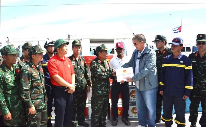 Đoàn Việt Nam trao tặng trang thiết bị y tế, thuốc men, lương thực, lều bạt…, và quyên góp 15.000 USD ủng hộ nhân dân Venezuela khắc phục hậu quả thiên tai. (Ảnh: Hoàng Vũ/Vietnam+)