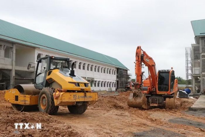 Dù trời mưa nhưng công trường thi công Trường Phổ thông Dân tộc nội trú liên cấp Tiểu học và Trung học cơ sở tại Đắk Lắk vẫn hoạt động hết công suất. (Ảnh: Nguyên Dung/TTXVN)