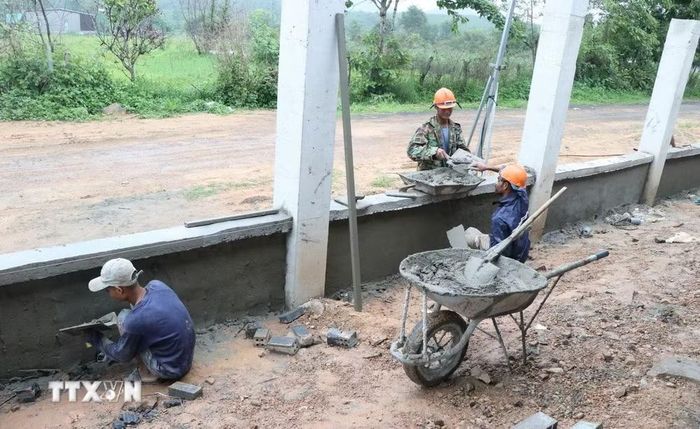 Công nhân gấp rút hoàn thành hệ thống tường rào. (Ảnh: Nguyên Dung/TTXVN)