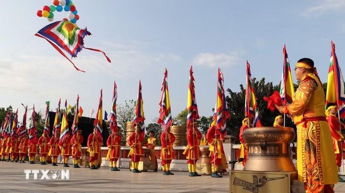 Lá đại kỳ ngũ sắc tạo điểm nhấn tại Đền thờ Vua Hùng trong ngày Giỗ Tổ. (Ảnh: Nguyễn Hằng/TTXVN)