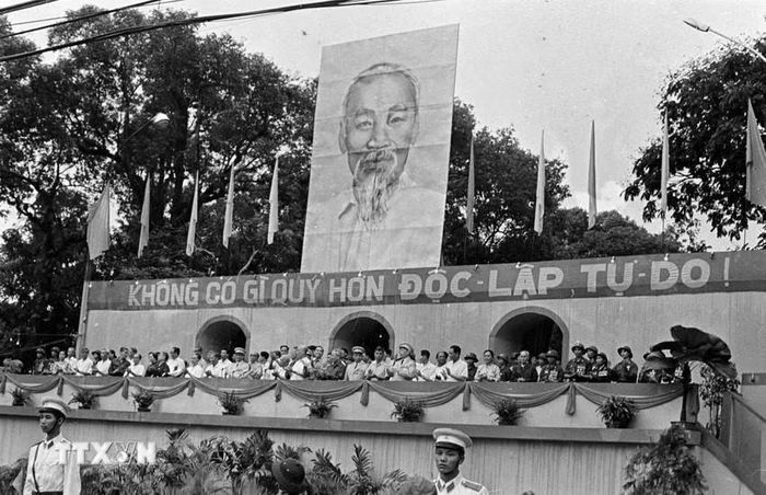 Lễ mừng chiến thắng (15/5/1975) tại quảng trường trước trụ sở Ủy ban quân quản thành phố. (Ảnh: TTXVN)