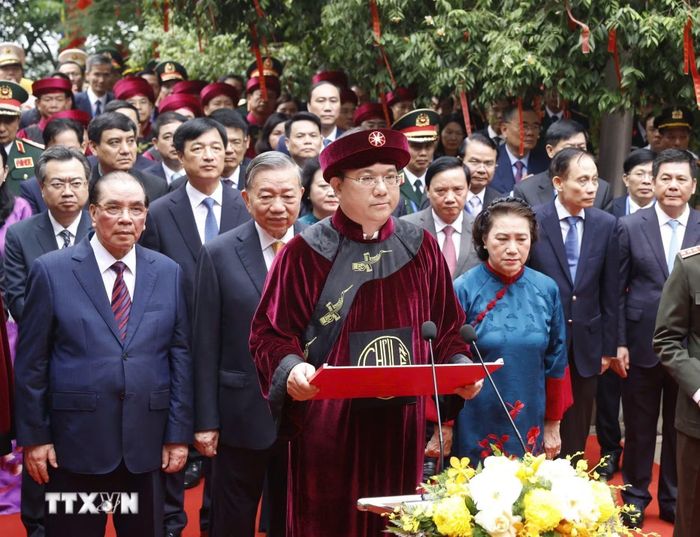 Chủ tịch Ủy ban Nhân dân tỉnh Phú Thọ Trần Duy Đông đọc Chúc văn tưởng nhớ tổ tiên, tri ân công đức các Vua Hùng. (Ảnh: Thống Nhất/TTXVN)