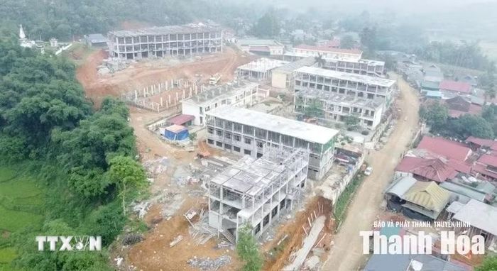 Sau hơn 7 tháng thi công, dự án đạt khoảng 63% giá trị hợp đồng; các hạng mục chính như phần mái, xây trát, hoàn thiện, ốp lát đều đạt từ 50-65% khối lượng. (Ảnh TTXVN phát)