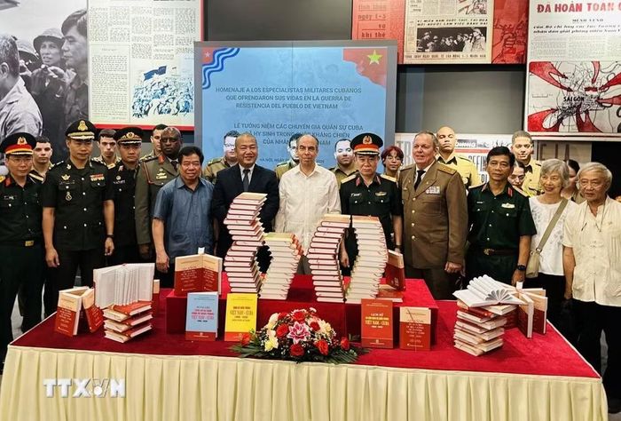 Đại biểu hai nước tại lễ kỷ niệm. (Ảnh: Việt Đức/TTXVN)