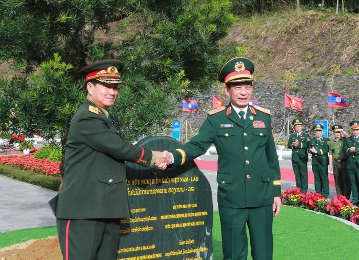Hai Phó Thủ tướng, Bộ trưởng Quốc phòng trồng cây hữu nghị tại khu vực Cửa khẩu Thanh Thủy. (Ảnh: Trọng Đức/TTXVN)