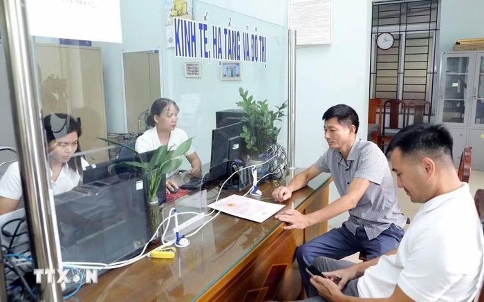 Người dân làm thủ tục hành chính tại Trung tâm hành chính công phường Vĩnh Phúc (tỉnh Phú Thọ). (Ảnh: Hoàng Hùng/TTXVN)