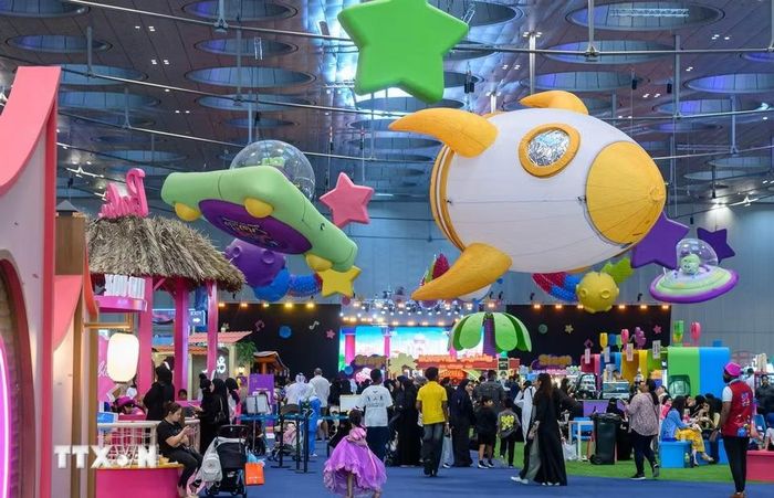 Lễ hội Đồ chơi Qatar 2026 diễn ra từ ngày 1-31/7/2026 tại Trung tâm Triển lãm và Hội nghị Doha (DECC), với quy mô lớn nhất từ trước đến nay trên diện tích hơn 22.000 m². Mang chủ đề "Thỏa sức tưởng tượng, cả một thế giới niềm vui," lễ hội quy tụ nhiều thương hiệu quốc tế cùng các chương trình biểu diễn và khu trải nghiệm tương tác. (Ảnh: THX/TTXVN phát)