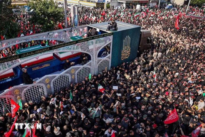 Sáng 6/7/2026, Iran bắt đầu lễ đưa linh cữu Đại giáo chủ Ali Khamenei qua thủ đô Tehran trước khi an táng. (Ảnh: THX/TTXVN phát)