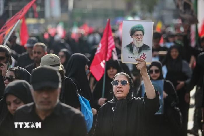 Sáng 6/7/2026, Iran bắt đầu lễ đưa linh cữu Đại giáo chủ Ali Khamenei qua thủ đô Tehran trước khi an táng. (Ảnh: THX/TTXVN phát)