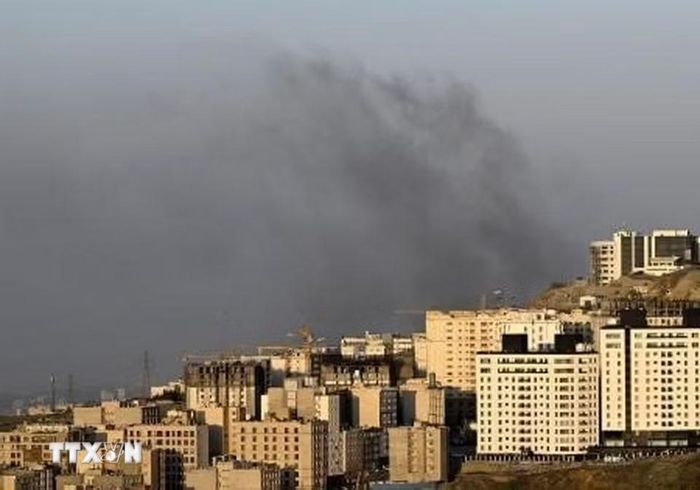 Khói bốc lên sau cuộc không kích do Mỹ - Israel tiến hành nhằm vào thủ đô Tehran, Iran ngày 5/4/2026. (Ảnh: Kyodo/TTXVN phát)