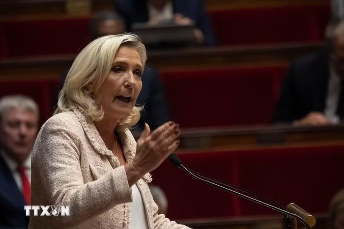 Tối 7/7/2026, lãnh đạo đảng cực hữu Pháp Marine Le Pen tuyên bố sẽ ra tranh cử trong cuộc bầu cử tổng thống Pháp năm 2027, chỉ vài giờ sau khi bị Tòa phúc thẩm Paris tuyên án trong vụ sử dụng sai quy định quỹ dành cho các trợ lý nghị sỹ châu Âu. (Ảnh: THX/TTXVN phát)