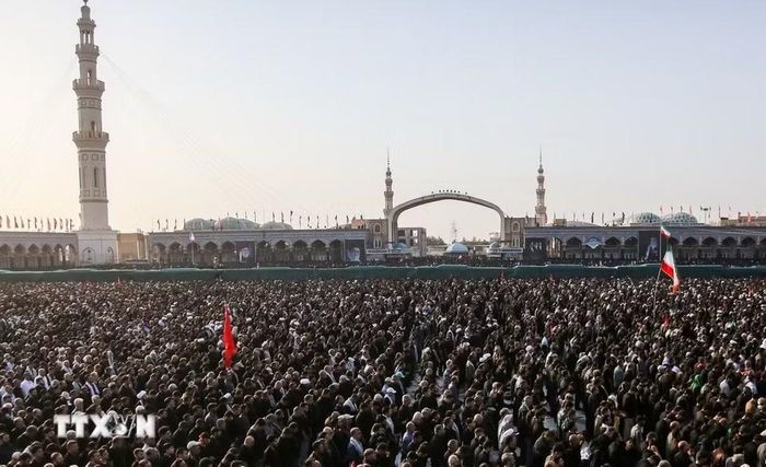Ngày 7/7/2026, hàng triệu người dân Iran đã tham gia lễ đưa tang Đại giáo chủ Ali Khamenei tại thành phố linh thiêng Qom. (Ảnh: THX/TTXVN phát)