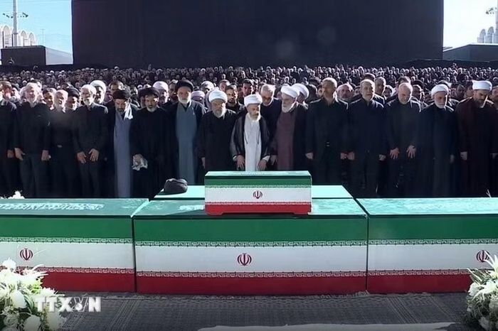Ngày 3/7/2026 (giờ địa phương), Iran bắt đầu các nghi lễ quốc tang dành cho Đại giáo chủ Ali Khamenei tại Đại giáo đường Grand Mosalla ở thủ đô Tehran, với sự tham dự của các nhà lãnh đạo, đại diện nhiều quốc gia và đông đảo người dân đến viếng. (Ảnh: IRNA/TTXVN phát)