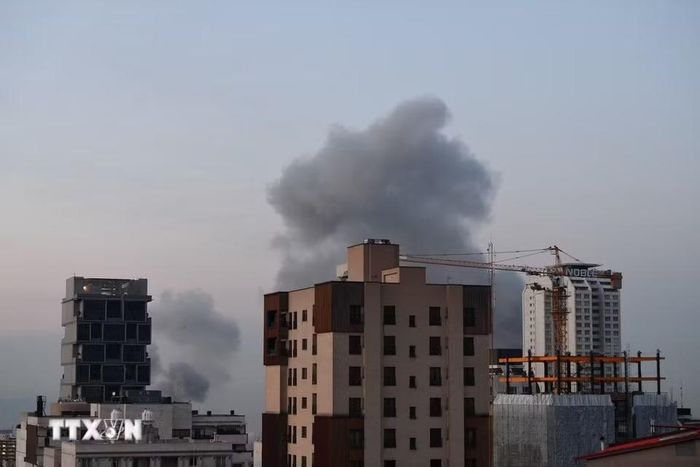 Khói bốc lên sau cuộc không kích do Mỹ - Israel tiến hành nhằm vào thủ đô Tehran, Iran ngày 1/4/2026. (Ảnh: THX/TTXVN phát)