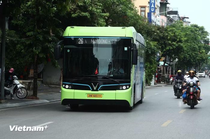 Đến nay, Tổng công ty Vận tải Hà Nội đã chuyển đổi 281 xe buýt điện cho 17 tuyến xe buýt. (Ảnh: PV/Vietnam+)