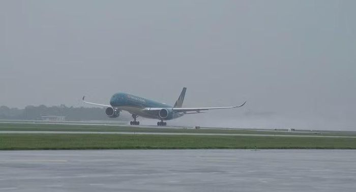 Máy bay của Vietnam Airlines hạ cánh dưới thời tiết mưa tại một sân bay nước ta. (Ảnh: PV/Vietnam+)