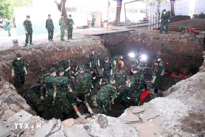 Khẩn trương, nghiêm túc tìm kiếm, quy tập hài cốt liệt sỹ. (Ảnh: Xuân Khu/TTXVN)
