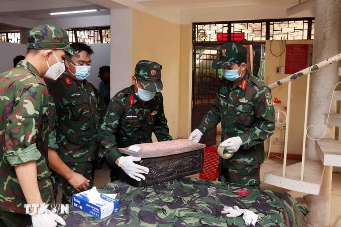 Hài cốt các liệt sỹ được bao bọc, bảo quản cẩn thận trước khi đưa về Nhà tưởng niệm. (Ảnh: Xuân Khu/TTXVN)