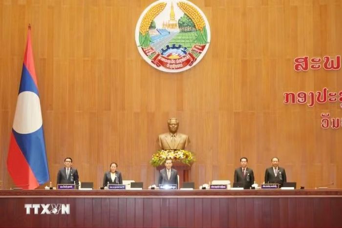 Lãnh đạo Quốc hội Lào tại Lễ bế mạc Kỳ họp bất thường lần thứ nhất Quốc hội Lào khóa X. (Ảnh: Xuân Tú.TTXVN)