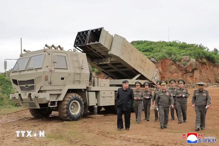 Nhà lãnh đạo Triều Tiên Kim Jong-un trực tiếp giám sát các vụ thử hệ thống phóng tên lửa đa năng hạng nhẹ mới phát triển và hệ thống vũ khí tên lửa hành trình chiến thuật đa nòng ngày 26/5. (Ảnh: Yonhap/TTXVN)