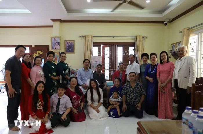 Các con, cháu của cụ Phạm Văn Phát vui mừng tiếp đón Đại sứ Phạm Việt Hùng. (Ảnh: Đỗ Sinh/TTXVN)