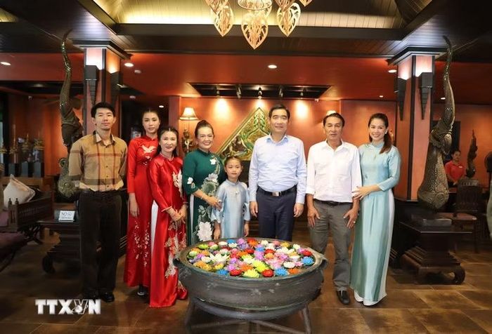 Đại sứ Phạm Việt Hùng (thứ 3 từ phải sang) thăm gia đình bà Đỗ Thị Tân, Chủ tịch Hội người Việt tỉnh Phuket. (Ảnh: Đỗ Sinh/TTXVN)