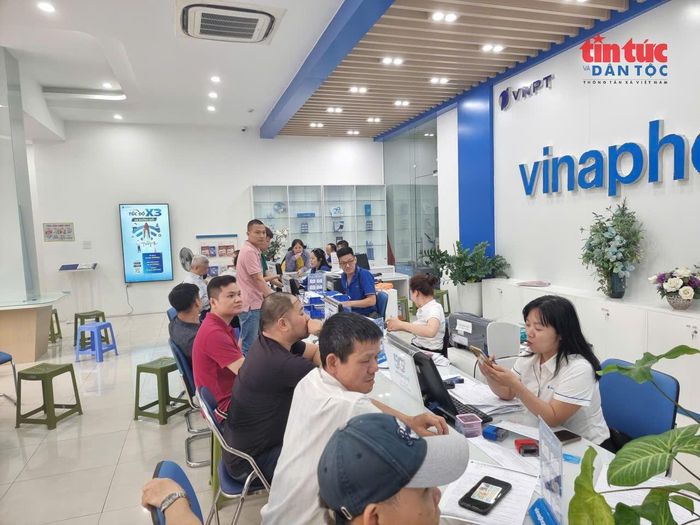 Người dân đến làm thủ tục xác thực lại thông tin di động.