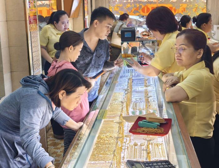Người dân tìm hiểu và chờ mua vàng trong một cửa hàng vàng tại phường Bình Thạnh, TP Hồ Chí Minh. Ảnh: Nguyễn Hoàng/Báo Tin tức và Dân tộc