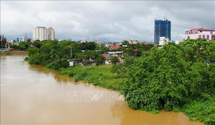 Mực nước sông Cầu đoạn chảy qua khu vực trung tâm tỉnh Thái Nguyên sáng 10/7/2026. Ảnh: Hoàng Nguyên/TTXVN
