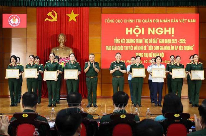 Thượng tướng Lê Quang Minh, Phó Chủ nhiệm Tổng cục Chính trị QĐND Việt Nam và Thượng tướng Phạm Trường Sơn, Phó Tổng Tham mưu trưởng Quân đội nhân dân Việt Nam trao thưởng cho các tập thể và cá nhân. Ảnh: An Đăng/TTXVN