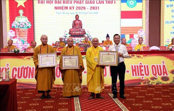 Trao Bằng khen của Chủ tịch UBND tỉnh Tuyên Quang cho các cá nhân có thành tích xuất sắc trong hoạt động phật sự giai đoạn 2022 - 2026.