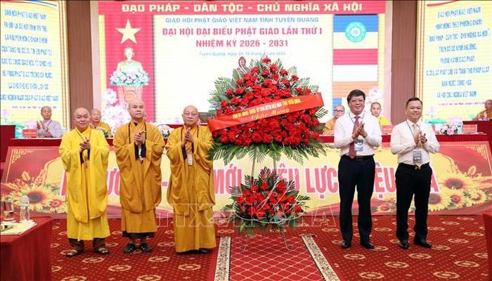 Tỉnh ủy, HĐND tỉnh, UBND tỉnh Tuyên Quang tặng hoa chúc mừng Đại hội.
