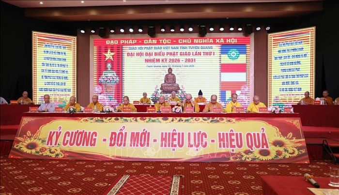 Đoàn chủ tịch chủ trì Đại hội.