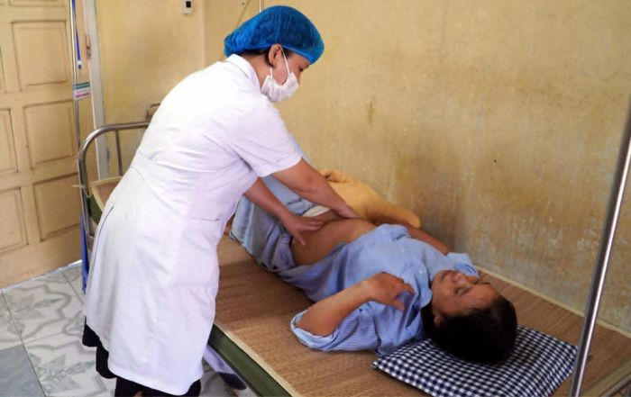 Bác sỹ Khoa Phụ sản (Bệnh viện Đại học Y Thái Bình) thăm khám cho bệnh nhân. Ảnh: Công Hải/TTXVN
