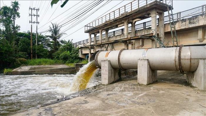 Công trình điều tiết nước trên hệ thống thủy lợi Dầu Tiếng – Phước Hòa góp phần chủ động nguồn nước cho khu vực hạ du. Ảnh: Minh Phú/TTXVN