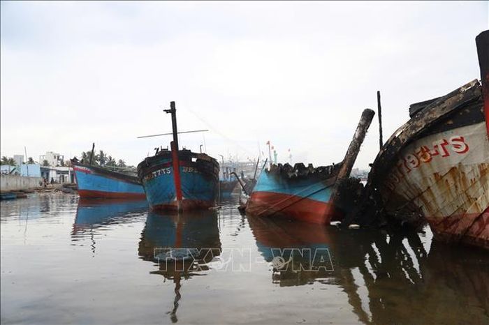 Vụ hỏa hoạn làm nhiều tàu cá bị thiêu rụi.