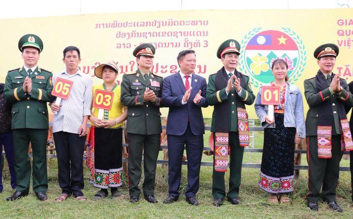 Hai Bộ trưởng Quốc phòng Việt Nam và Lào trao bò giống cho nhân dân biên giới xã Kim Bảng.