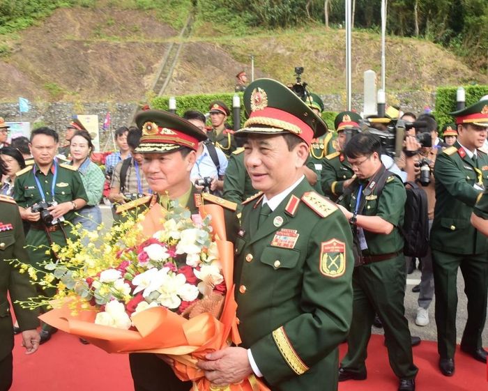 Đồng chí Đại tướng Phan Văn Giang, Ủy viên Bộ Chính trị, Phó Bí thư Quân ủy Trung ương, Phó Thủ tướng Chính phủ, Bộ trưởng Bộ Quốc phòng Việt Nam đã chủ trì lễ đón Đoàn đại biểu cấp cao Bộ Quốc phòng Lào.